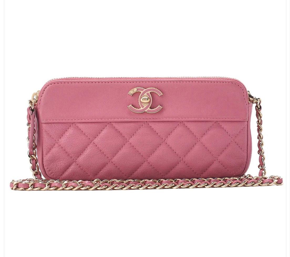 Chanel Wallet on Chain rose en cuir caviar avec chaîne dorée.
