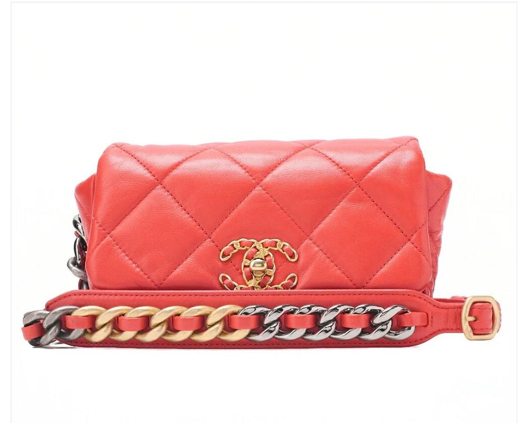 Pochette banane Chanel rouge en cuir d’agneau matelassé avec détails dorés et argentés
