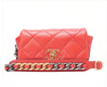 Pochette banane Chanel rouge en cuir d’agneau matelassé avec détails dorés et argentés