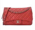 Sac à bandoulière CHANEL Deca matelassé à rabat simple en cuir caviar rouge avec bandoulière chaîne et finitions argentées