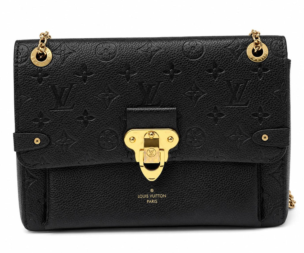 Sac Louis Vuitton Saint Germain MM en cuir Monogram Empreinte noir avec chaîne dorée et fermoir signature Louis Vuitton.
