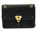 Sac Louis Vuitton Saint Germain MM en cuir Monogram Empreinte noir avec chaîne dorée et fermoir signature Louis Vuitton.
