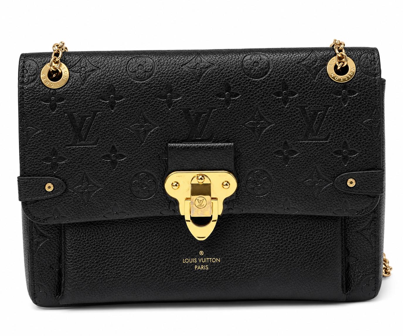 Sac Louis Vuitton Saint Germain MM en cuir Monogram Empreinte noir avec chaîne dorée et fermoir signature Louis Vuitton.
