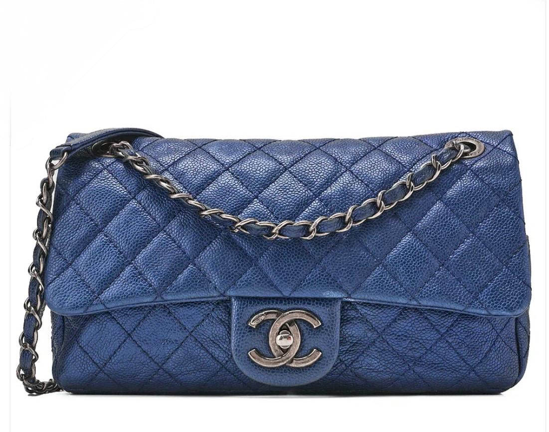CHANEL Sac à bandoulière  en cuir caviar matelassé 25 cm, fermoir chaîne simple, bleu, finitions argentées, d'occasion