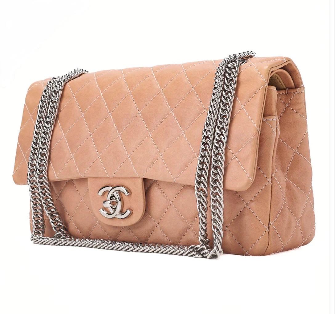 Sac CHANEL en cuir matelassé double rabat et double chaîne, rose saumon / Eternel Luxe