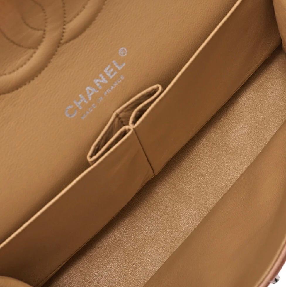 Sac CHANEL en cuir matelassé double rabat et double chaîne, rose saumon / Eternel Luxe