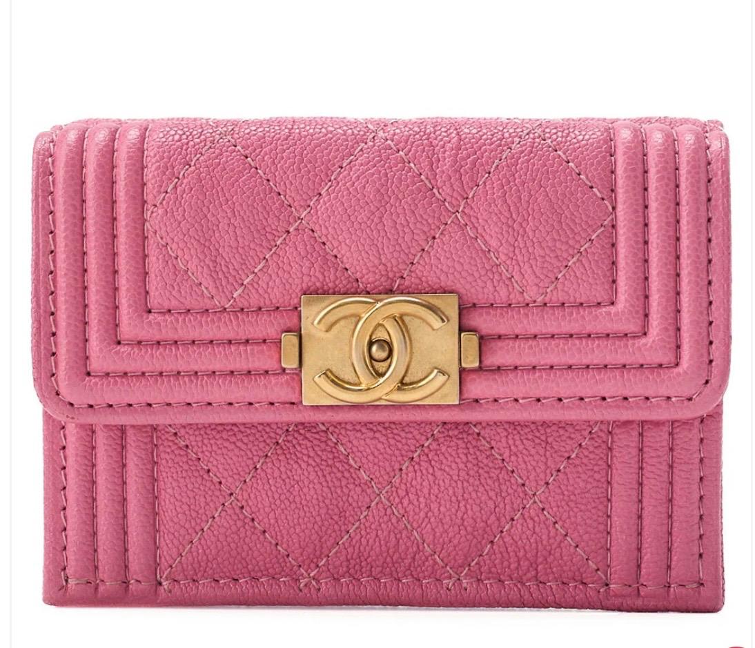 Portefeuille  Chanel Boy cuir caviar rose, finitions dorées / Eternel Luxe /Seconde main