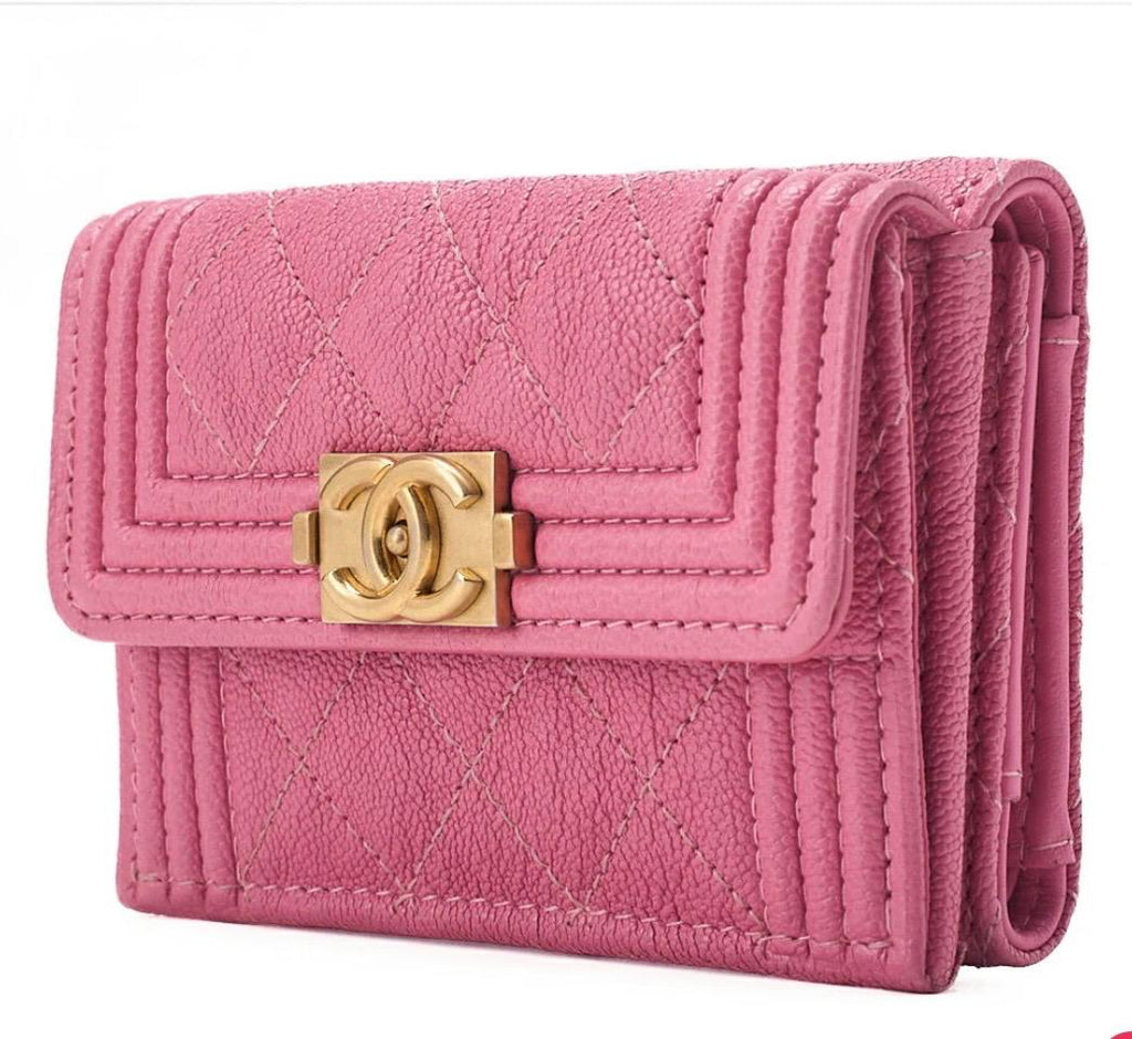 Portefeuille  Chanel Boy cuir caviar rose, finitions dorées / Eternel Luxe /Seconde main