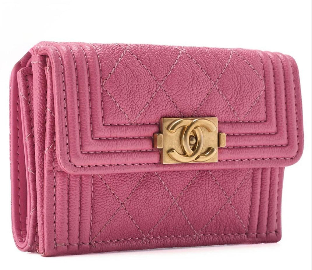 Portefeuille  Chanel Boy cuir caviar rose, finitions dorées / Eternel Luxe /Seconde main