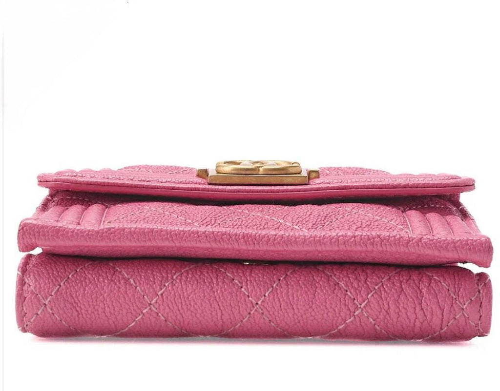 Portefeuille  Chanel Boy cuir caviar rose, finitions dorées / Eternel Luxe /Seconde main