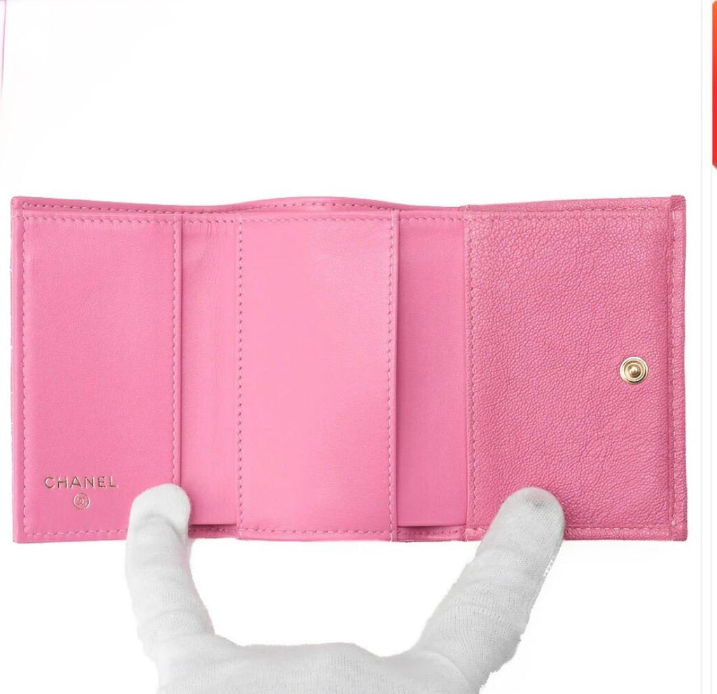 Portefeuille  Chanel Boy cuir caviar rose, finitions dorées / Eternel Luxe /Seconde main