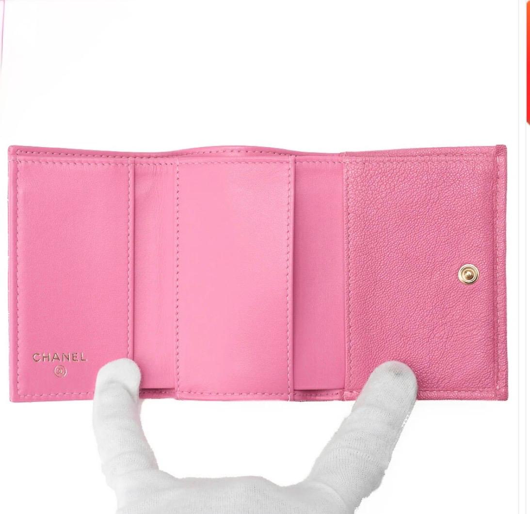 Portefeuille  Chanel Boy cuir caviar rose, finitions dorées / Eternel Luxe /Seconde main