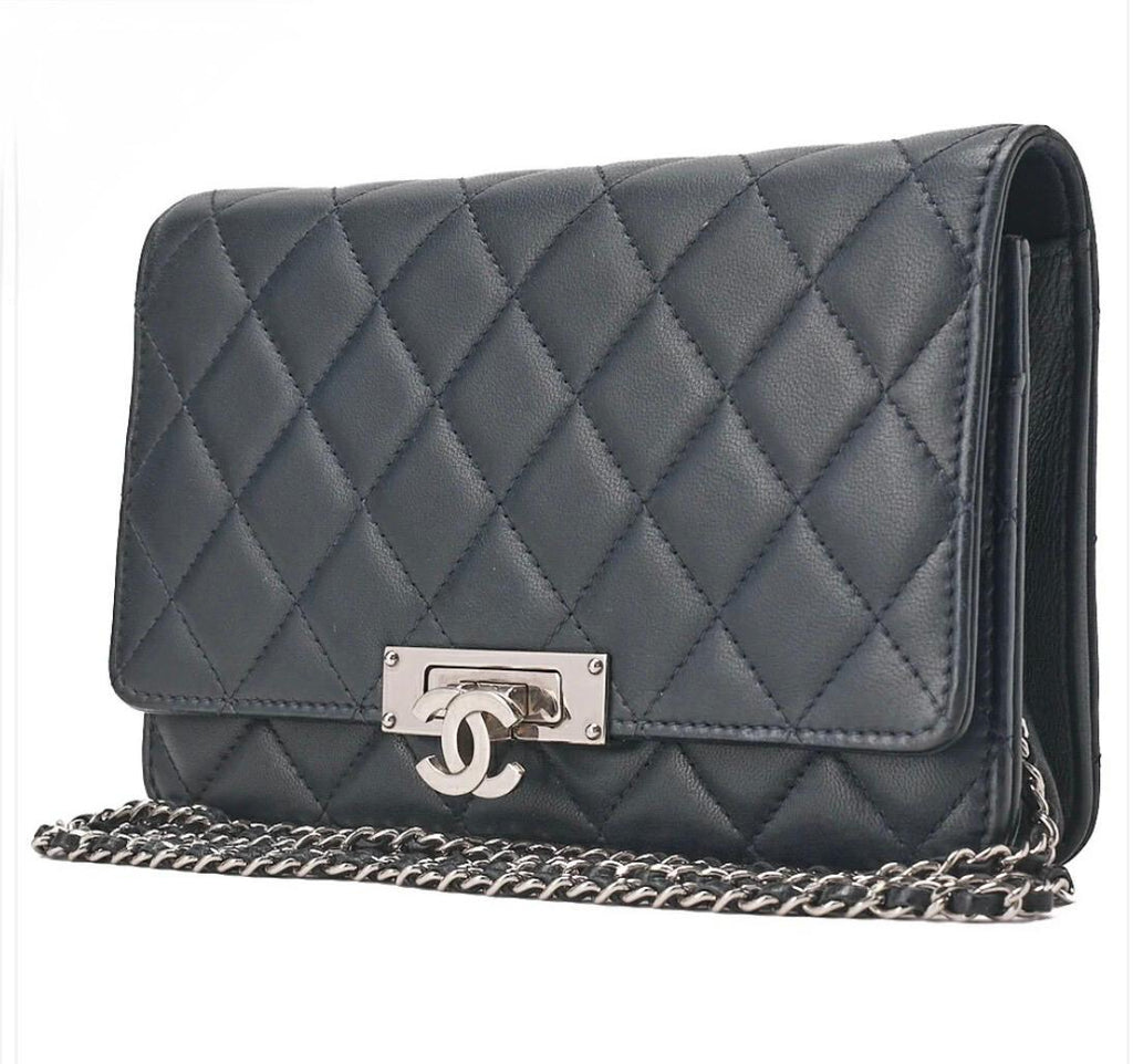 Portefeuille CHANEL Matelassé  cuir d'agneau bleu marine / Eternel Luxe
