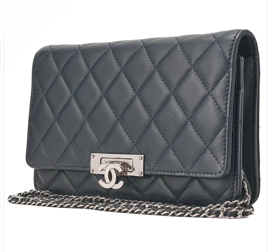 Portefeuille CHANEL Matelassé  cuir d'agneau bleu marine / Eternel Luxe