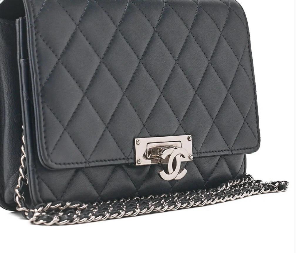 Portefeuille CHANEL Matelassé  cuir d'agneau bleu marine / Eternel Luxe
