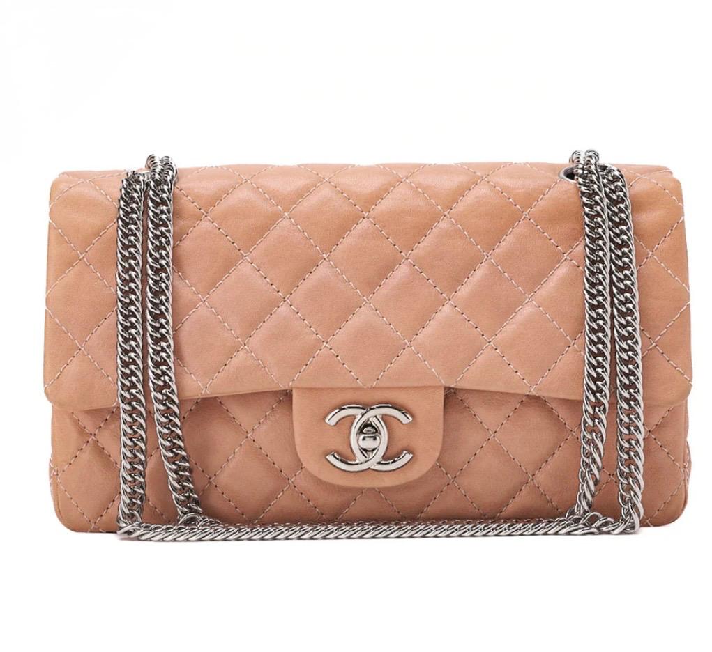 Sac CHANEL en cuir matelassé double rabat et double chaîne, rose saumon / Eternel Luxe