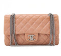 Sac CHANEL en cuir matelassé double rabat et double chaîne, rose saumon / Eternel Luxe