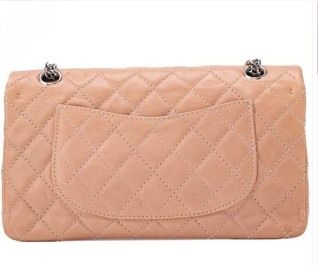 Sac CHANEL en cuir matelassé double rabat et double chaîne, rose saumon / Eternel Luxe