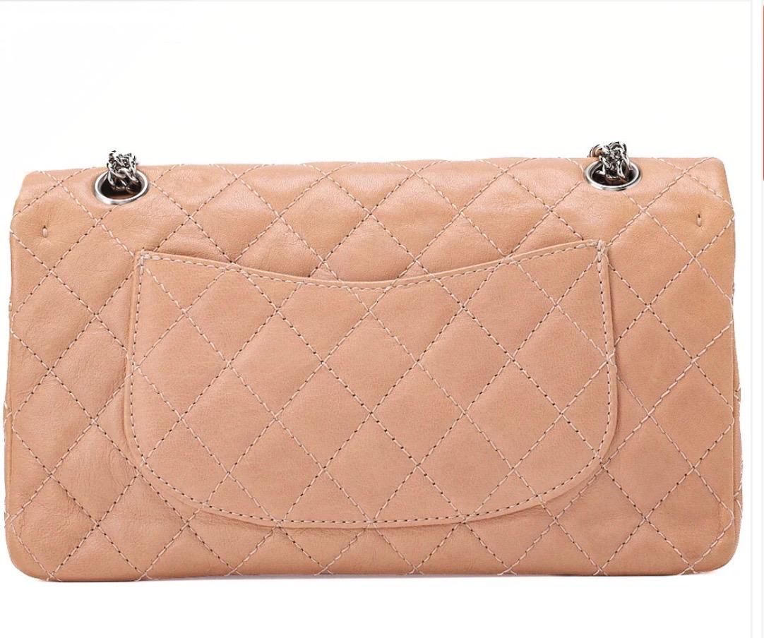 Sac CHANEL en cuir matelassé double rabat et double chaîne, rose saumon / Eternel Luxe