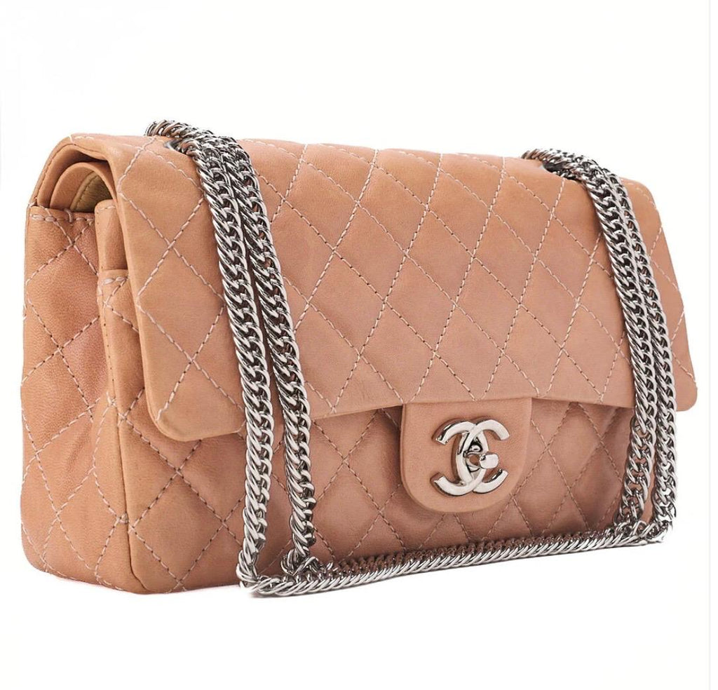 Sac CHANEL en cuir matelassé double rabat et double chaîne, rose saumon / Eternel Luxe