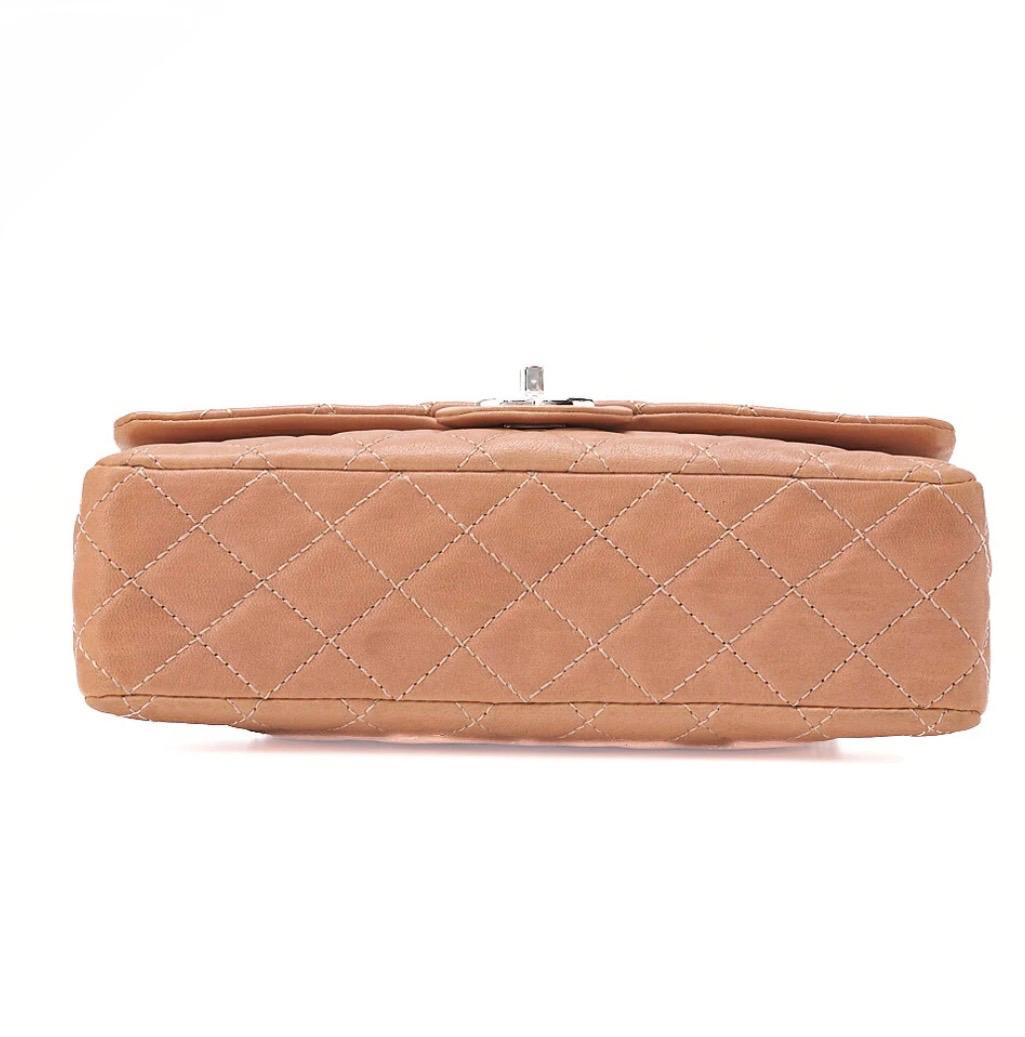 Sac CHANEL en cuir matelassé double rabat et double chaîne, rose saumon / Eternel Luxe