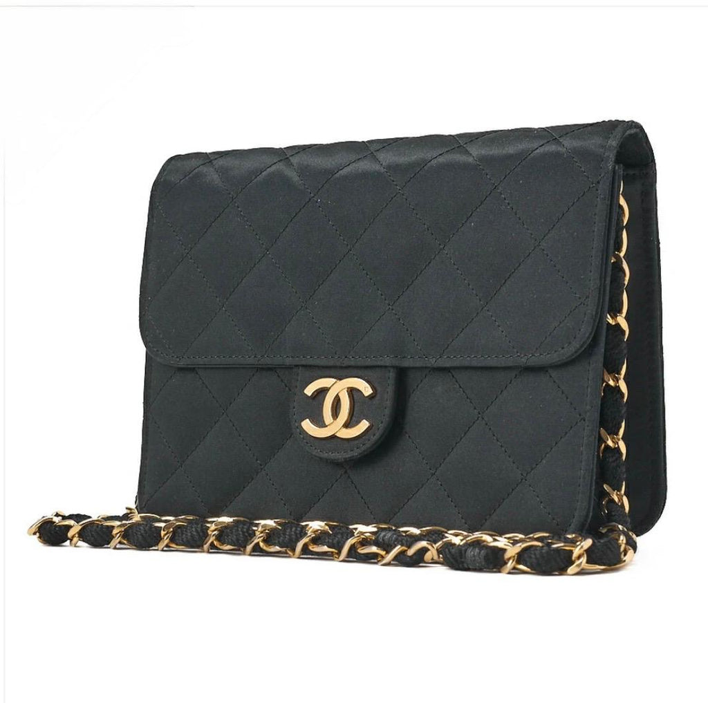 Sac CHANEL Mini Matelassé noir satin à chaîne dorée – Fermoir poussoir – Vintage authentique