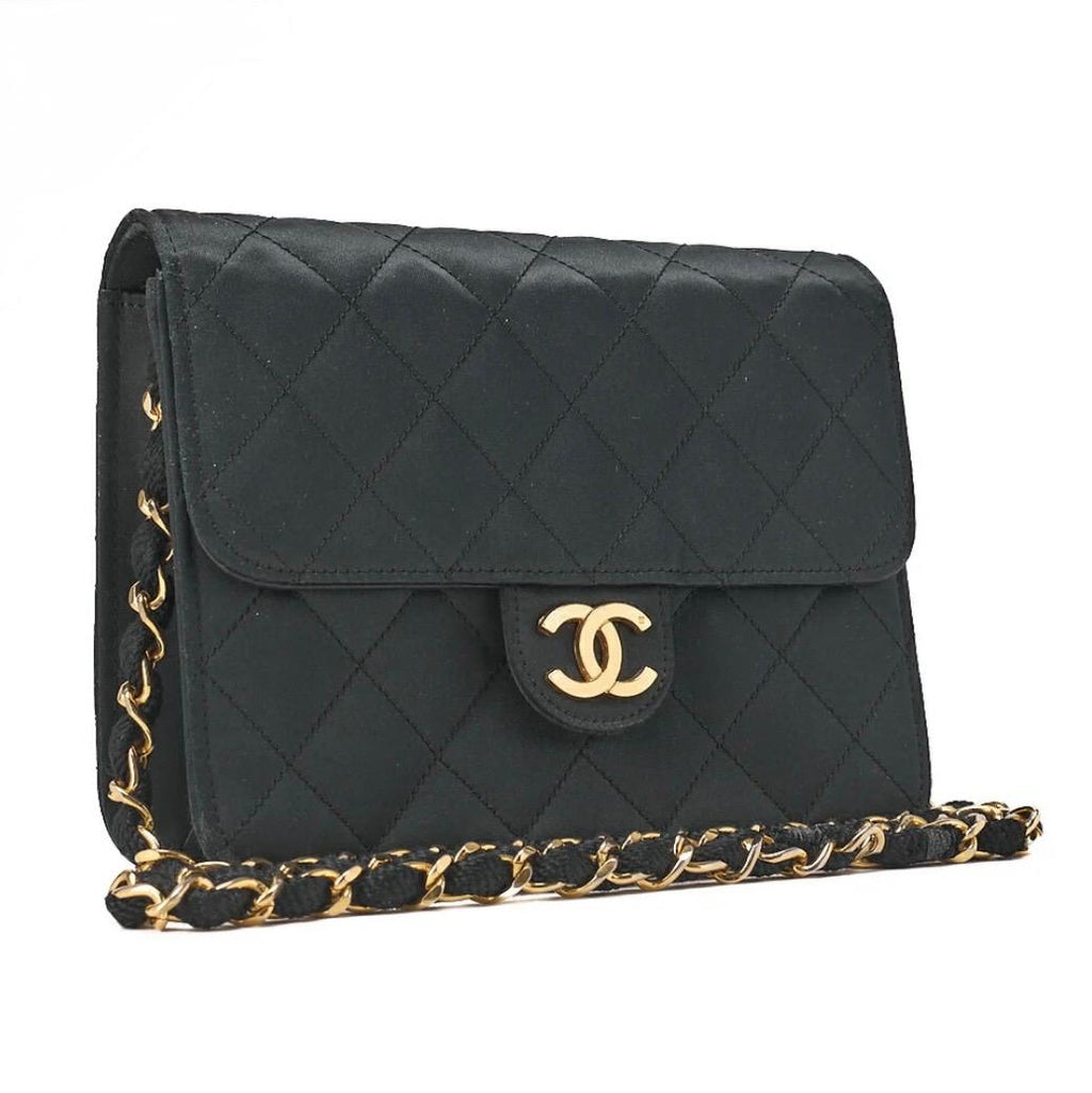 Sac CHANEL Mini Matelassé noir satin à chaîne dorée – Fermoir poussoir – Vintage authentique