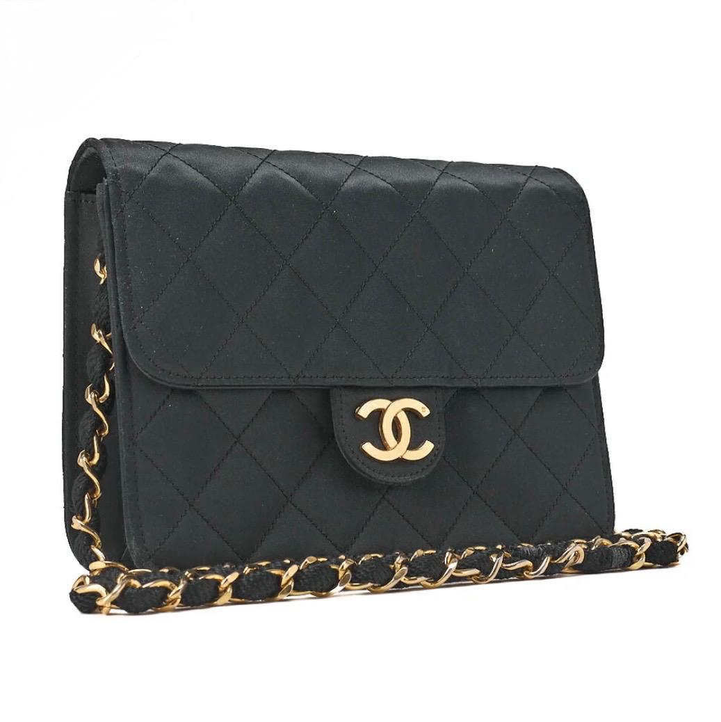 Sac CHANEL Mini Matelassé noir satin à chaîne dorée – Fermoir poussoir – Vintage authentique