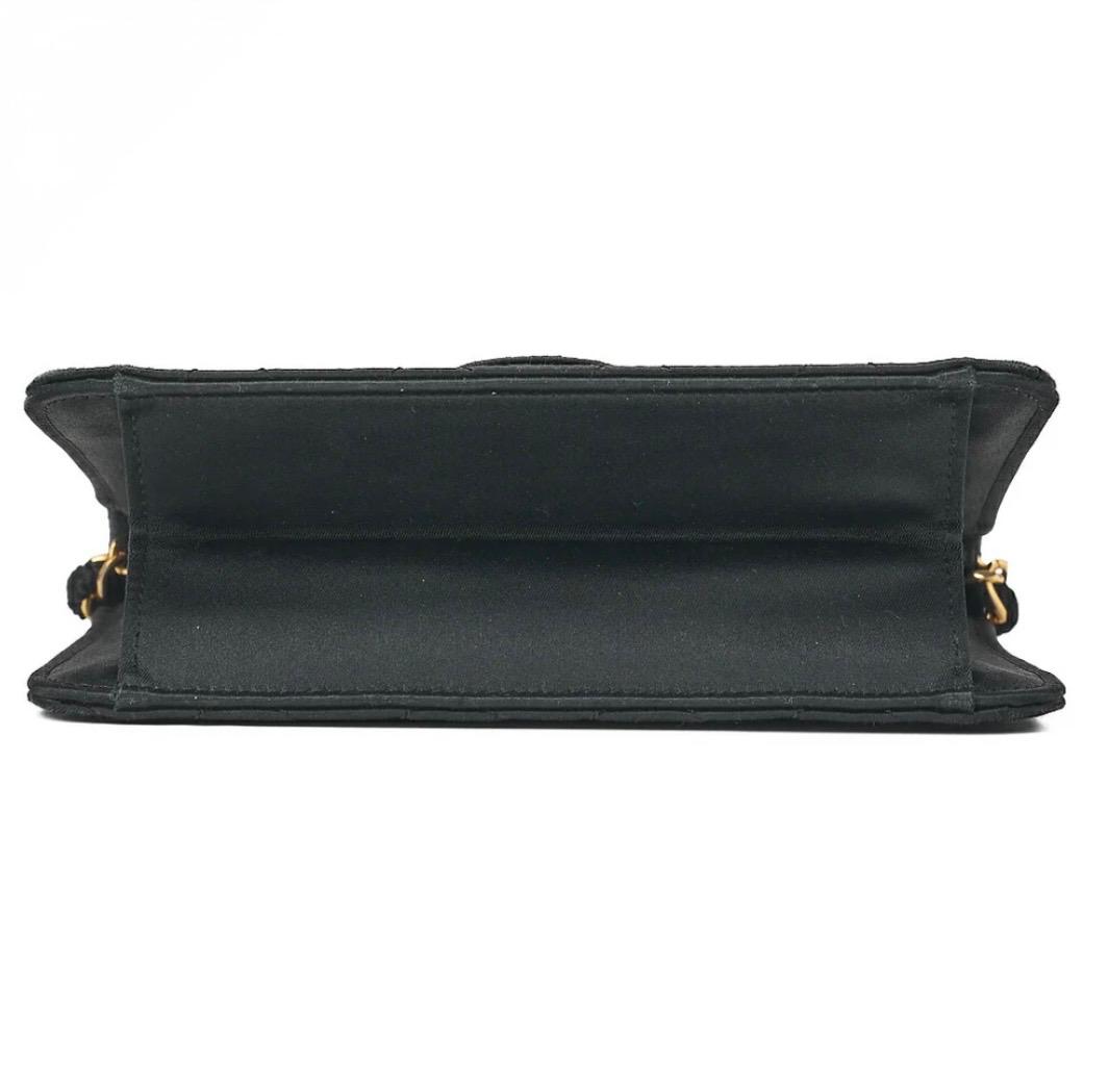 Sac CHANEL Mini Matelassé noir satin à chaîne dorée – Fermoir poussoir – Vintage authentique