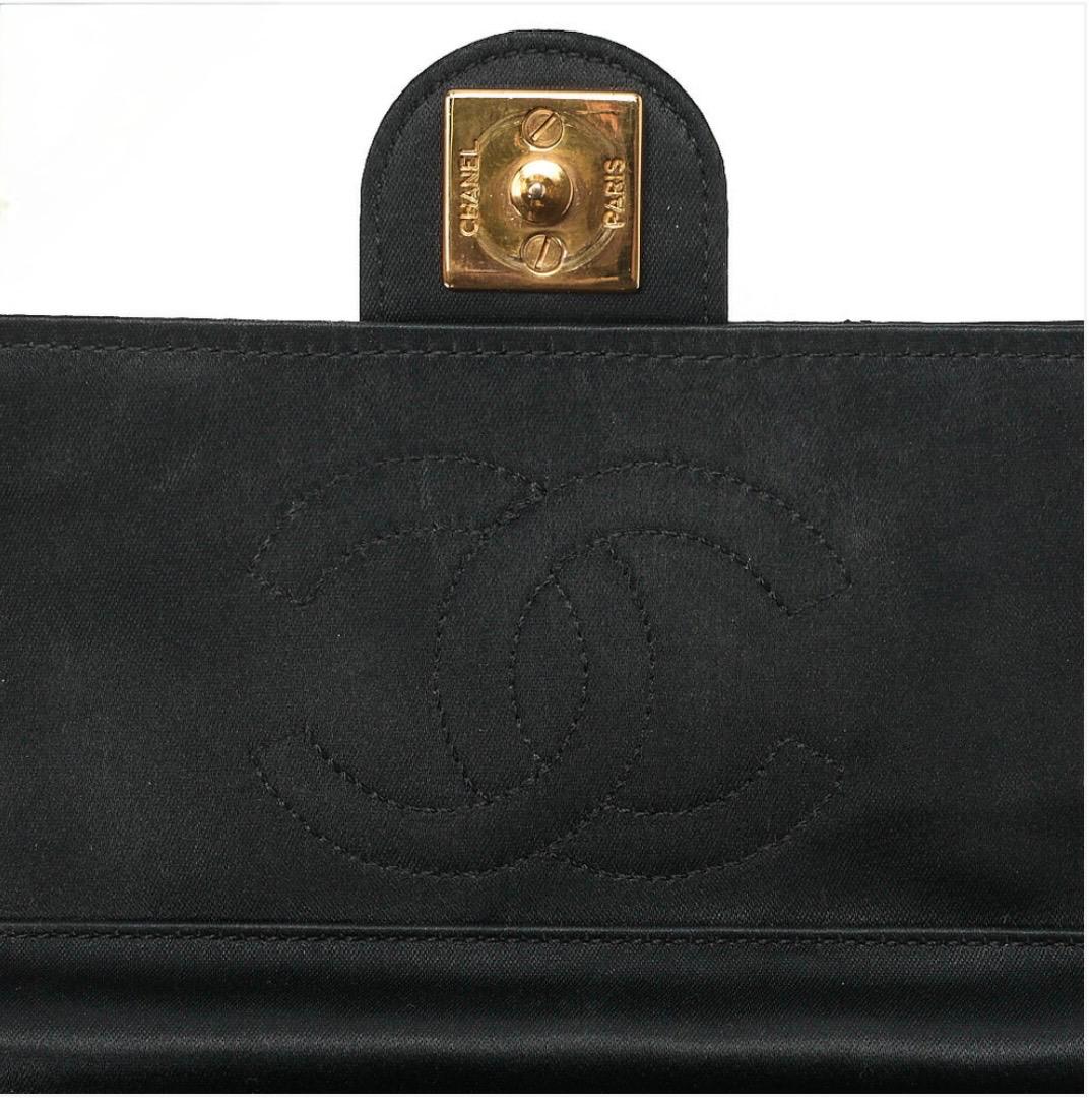 Sac CHANEL Mini Matelassé noir satin à chaîne dorée – Fermoir poussoir – Vintage authentique