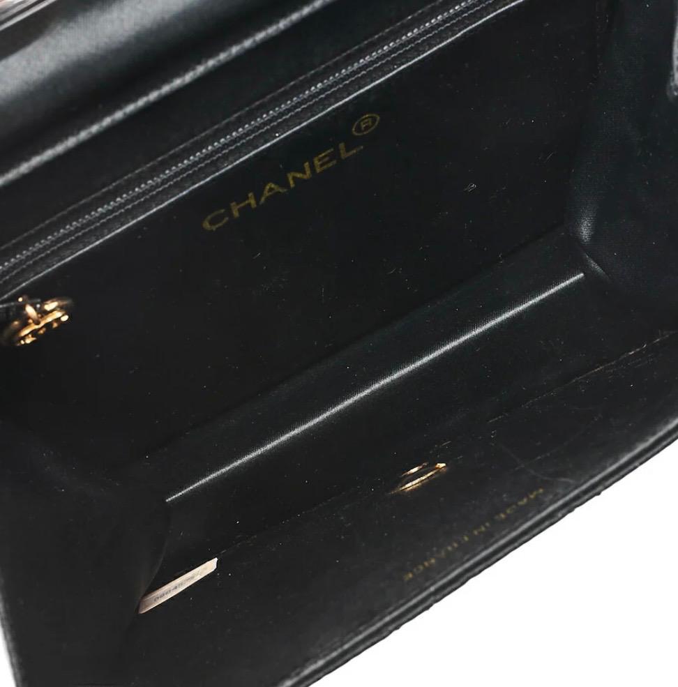 Sac CHANEL Mini Matelassé noir satin à chaîne dorée – Fermoir poussoir – Vintage authentique