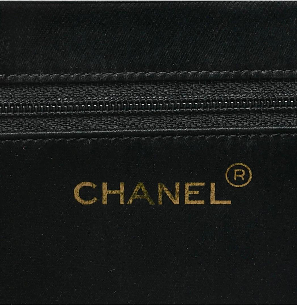 Sac CHANEL Mini Matelassé noir satin à chaîne dorée – Fermoir poussoir – Vintage authentique