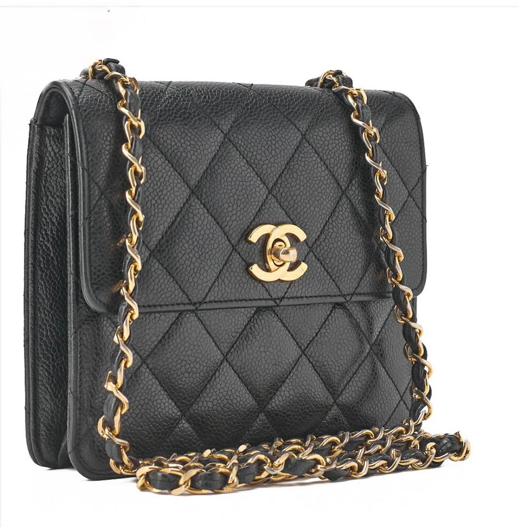 Sac cabas CHANEL cuir caviar matelassé noir, chaîne dorée, bandoulière carrée – sac Chanel seconde main authentifié