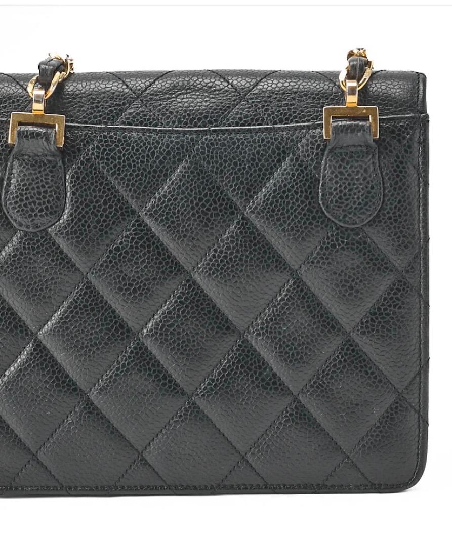 Sac cabas CHANEL cuir caviar matelassé noir, chaîne dorée, bandoulière carrée – sac Chanel seconde main authentifié