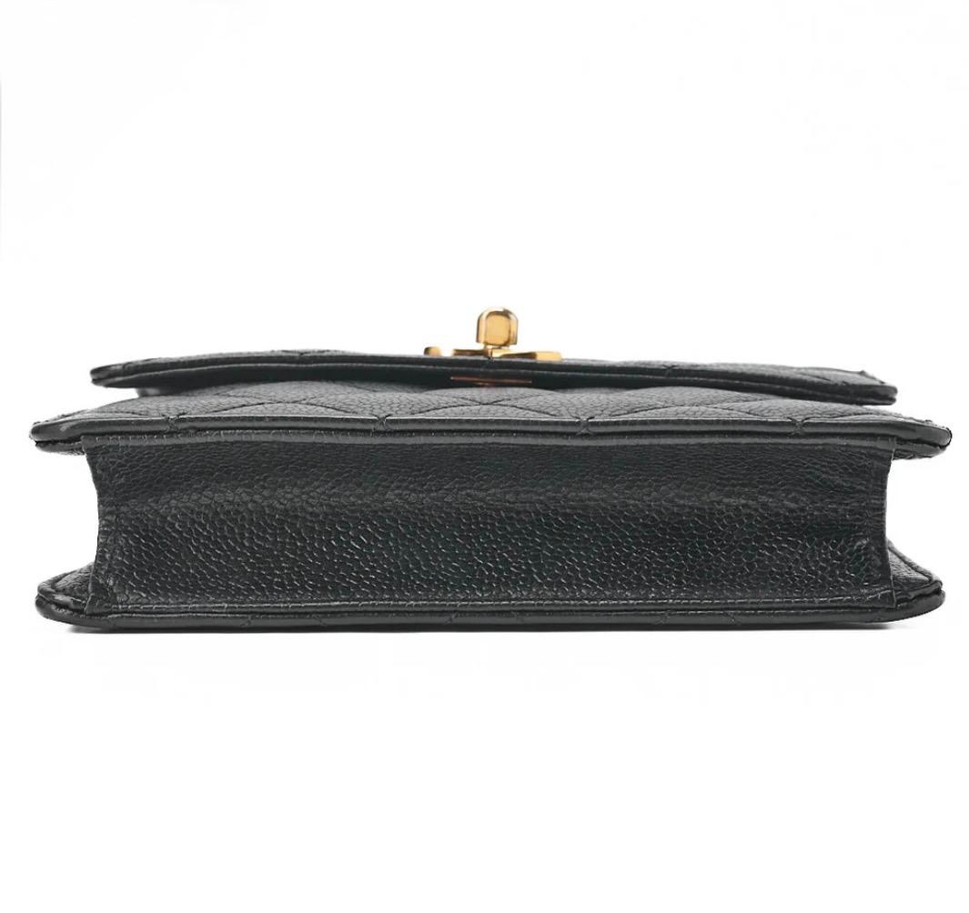 Sac cabas CHANEL cuir caviar matelassé noir, chaîne dorée, bandoulière carrée – sac Chanel seconde main authentifié