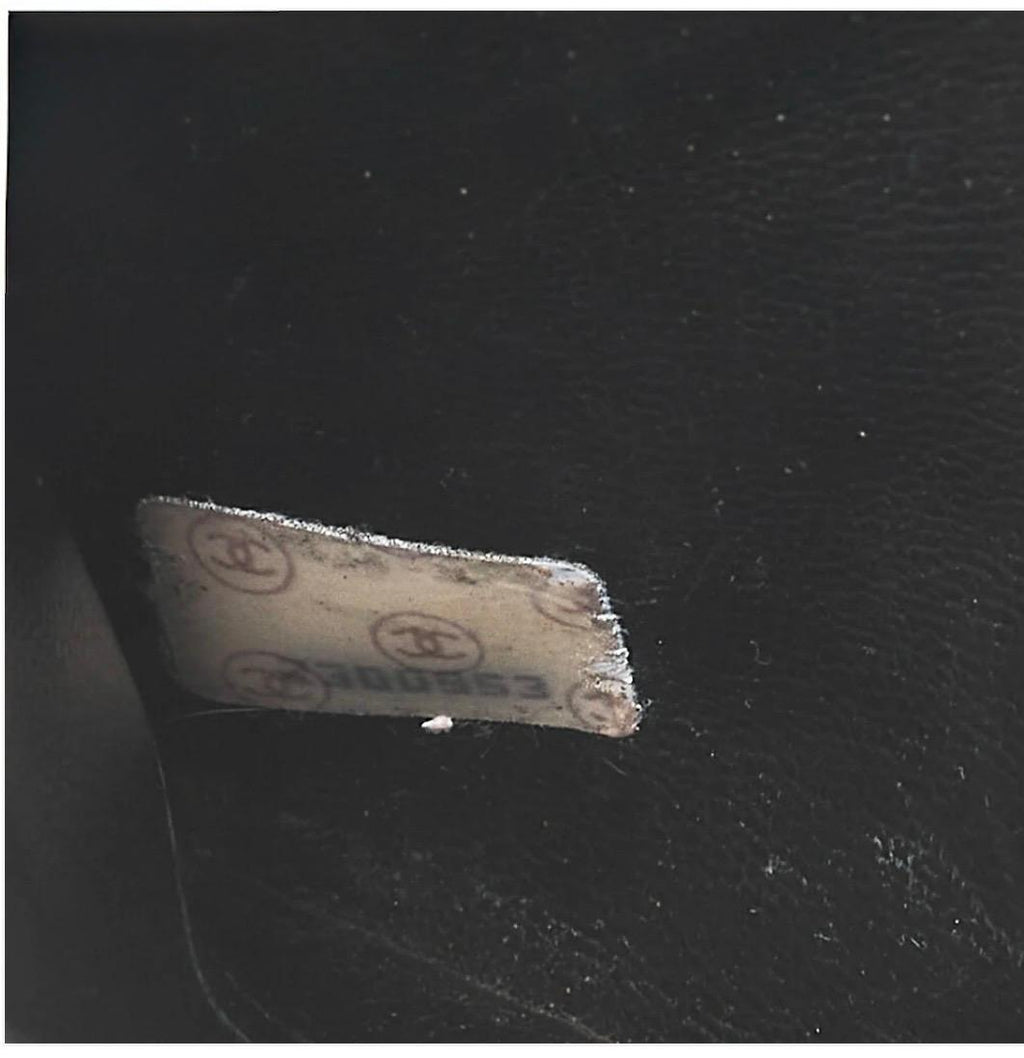 Sac cabas CHANEL cuir caviar matelassé noir, chaîne dorée, bandoulière carrée – sac Chanel seconde main authentifié