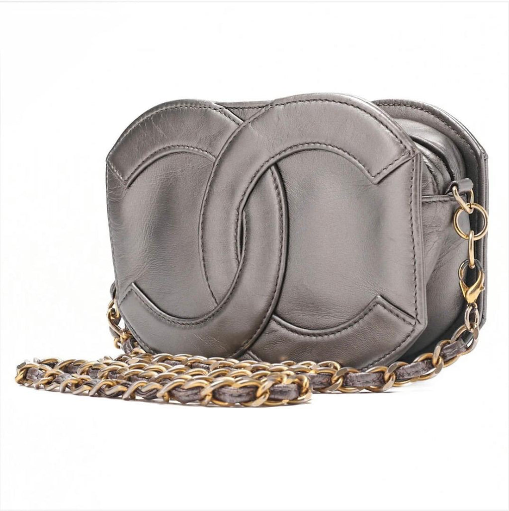 Sac CHANEL Coco Mark à franges argenté cuir d’agneau – chaîne dorée – sac Chanel seconde main authentique