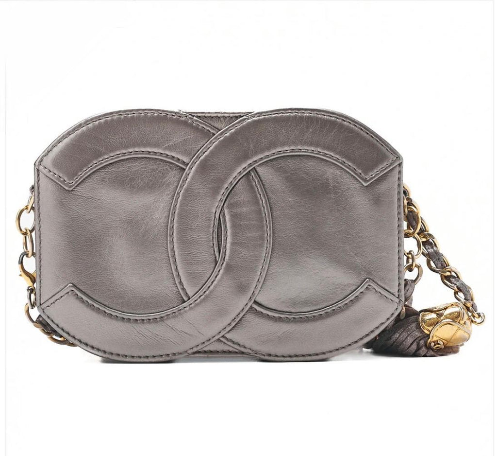 Sac CHANEL Coco Mark à franges argenté cuir d’agneau – chaîne dorée – sac Chanel seconde main authentique