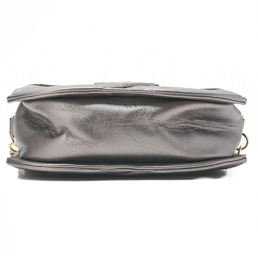 Sac CHANEL Coco Mark à franges argenté cuir d’agneau – chaîne dorée – sac Chanel seconde main authentique