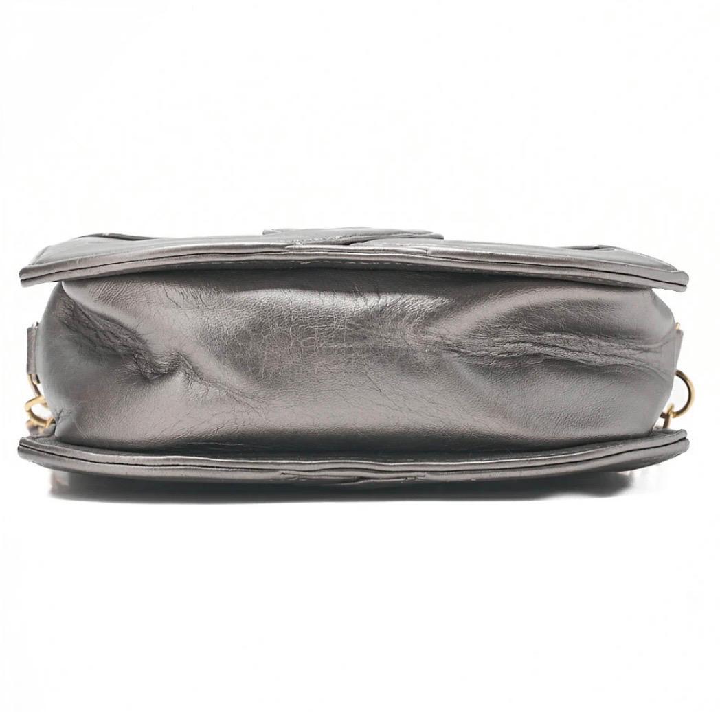Sac CHANEL Coco Mark à franges argenté cuir d’agneau – chaîne dorée – sac Chanel seconde main authentique