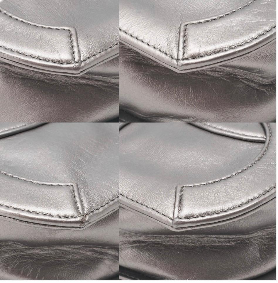 Sac CHANEL Coco Mark à franges argenté cuir d’agneau – chaîne dorée – sac Chanel seconde main authentique