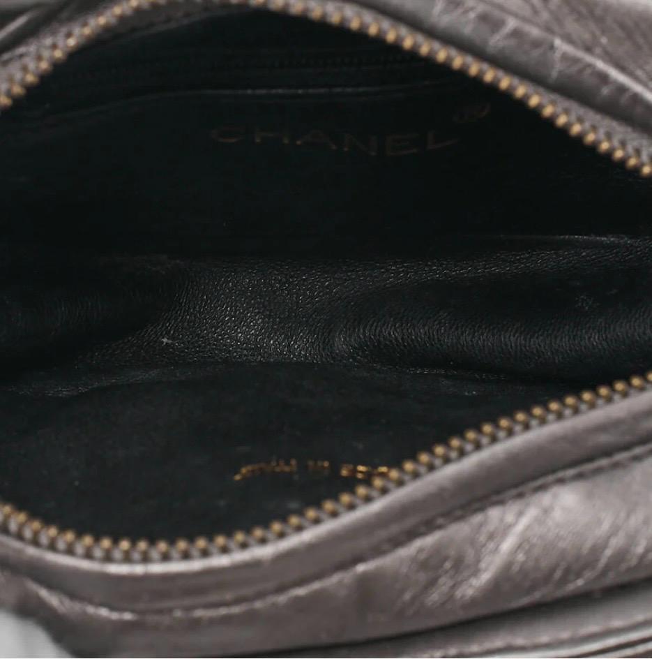 Sac CHANEL Coco Mark à franges argenté cuir d’agneau – chaîne dorée – sac Chanel seconde main authentique