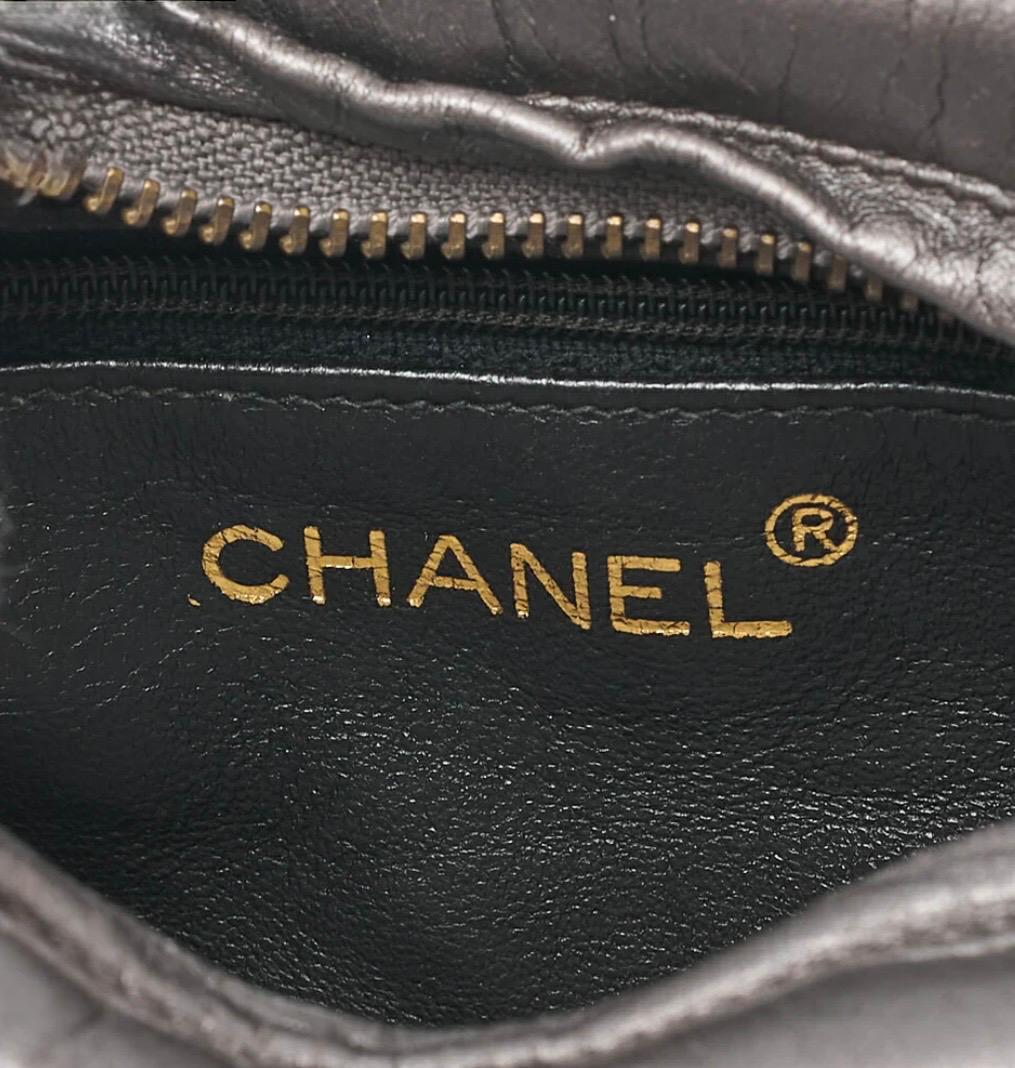 Sac CHANEL Coco Mark à franges argenté cuir d’agneau – chaîne dorée – sac Chanel seconde main authentique