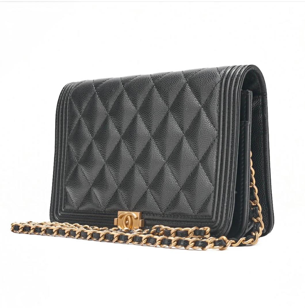 Portefeuille à chaîne CHANEL Boy noir cuir caviar – WOC Chanel matelassé – sac Chanel seconde main authentique