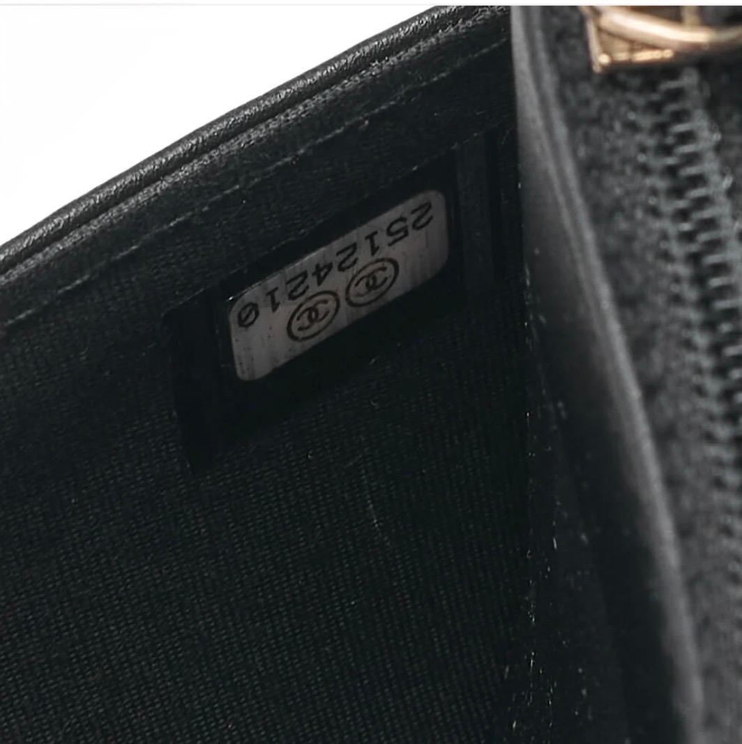 Portefeuille à chaîne CHANEL Boy noir cuir caviar – WOC Chanel matelassé – sac Chanel seconde main authentique
