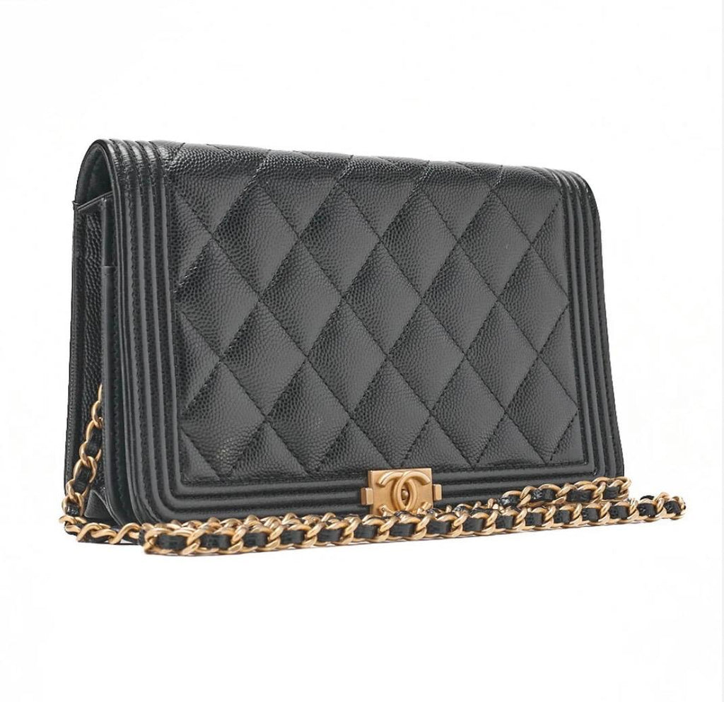 Portefeuille à chaîne CHANEL Boy noir cuir caviar – WOC Chanel matelassé – sac Chanel seconde main authentique