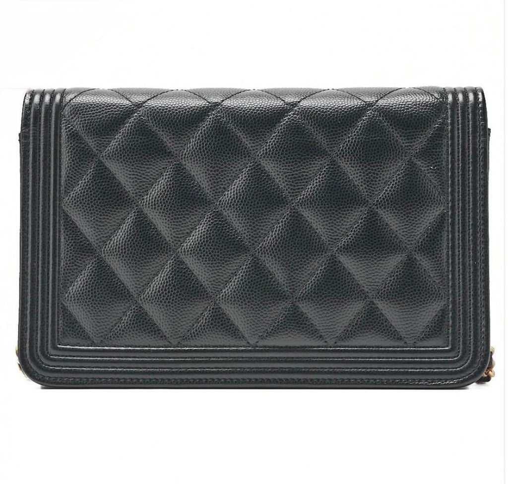 Portefeuille à chaîne CHANEL Boy noir cuir caviar – WOC Chanel matelassé – sac Chanel seconde main authentique