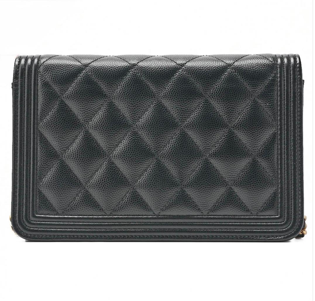 Portefeuille à chaîne CHANEL Boy noir cuir caviar – WOC Chanel matelassé – sac Chanel seconde main authentique
