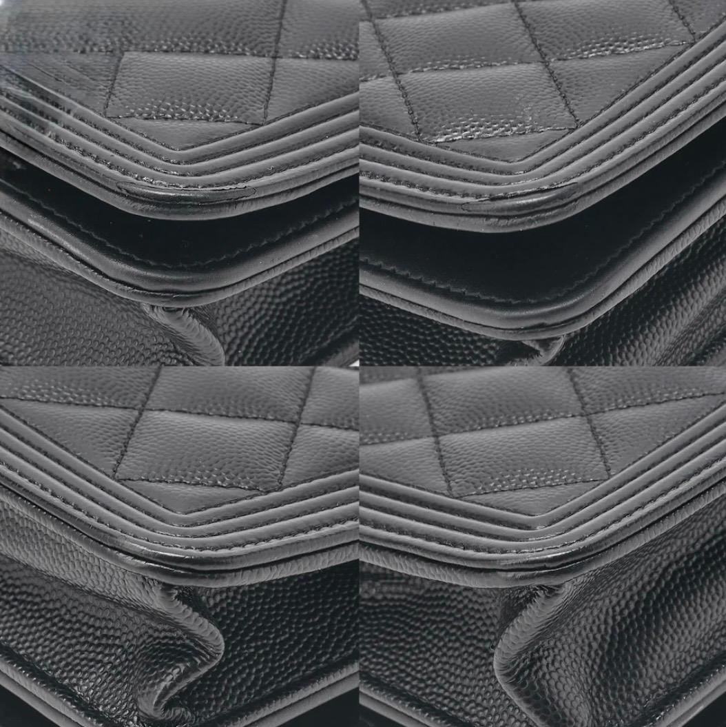 Portefeuille à chaîne CHANEL Boy noir cuir caviar – WOC Chanel matelassé – sac Chanel seconde main authentique