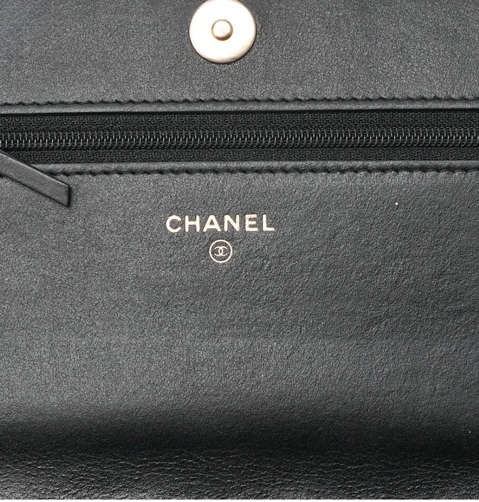 Portefeuille à chaîne CHANEL Boy noir cuir caviar – WOC Chanel matelassé – sac Chanel seconde main authentique